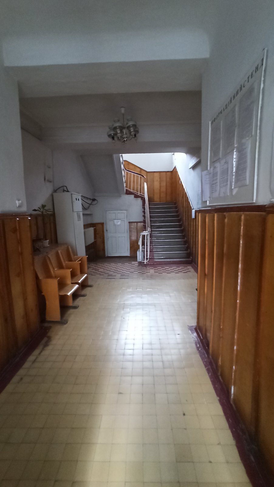 Нежитлові приміщення, що знаходяться на другому поверсі двоповерхової споруди