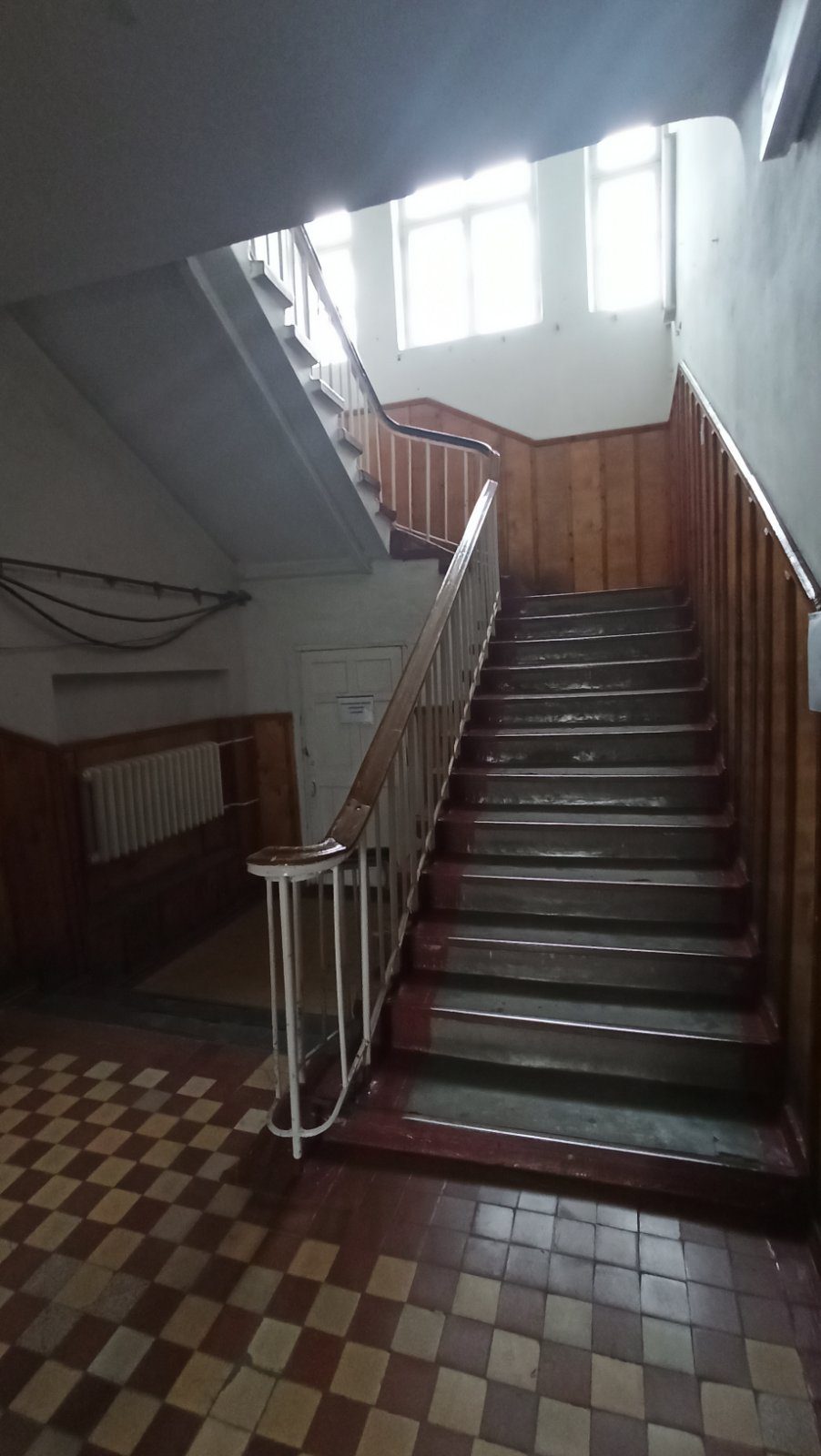 Нежитлові приміщення, що знаходяться на другому поверсі двоповерхової споруди