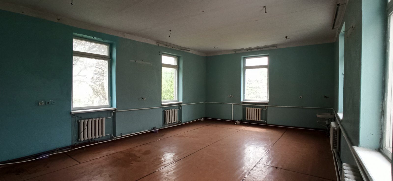 Нежитлові приміщення, що знаходяться на другому поверсі двоповерхової споруди