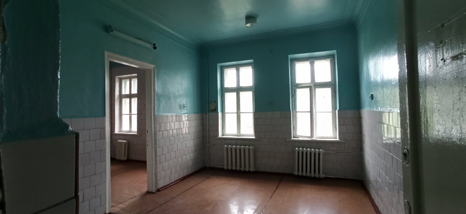 Нежитлові приміщення, що знаходяться на другому поверсі двоповерхової споруди