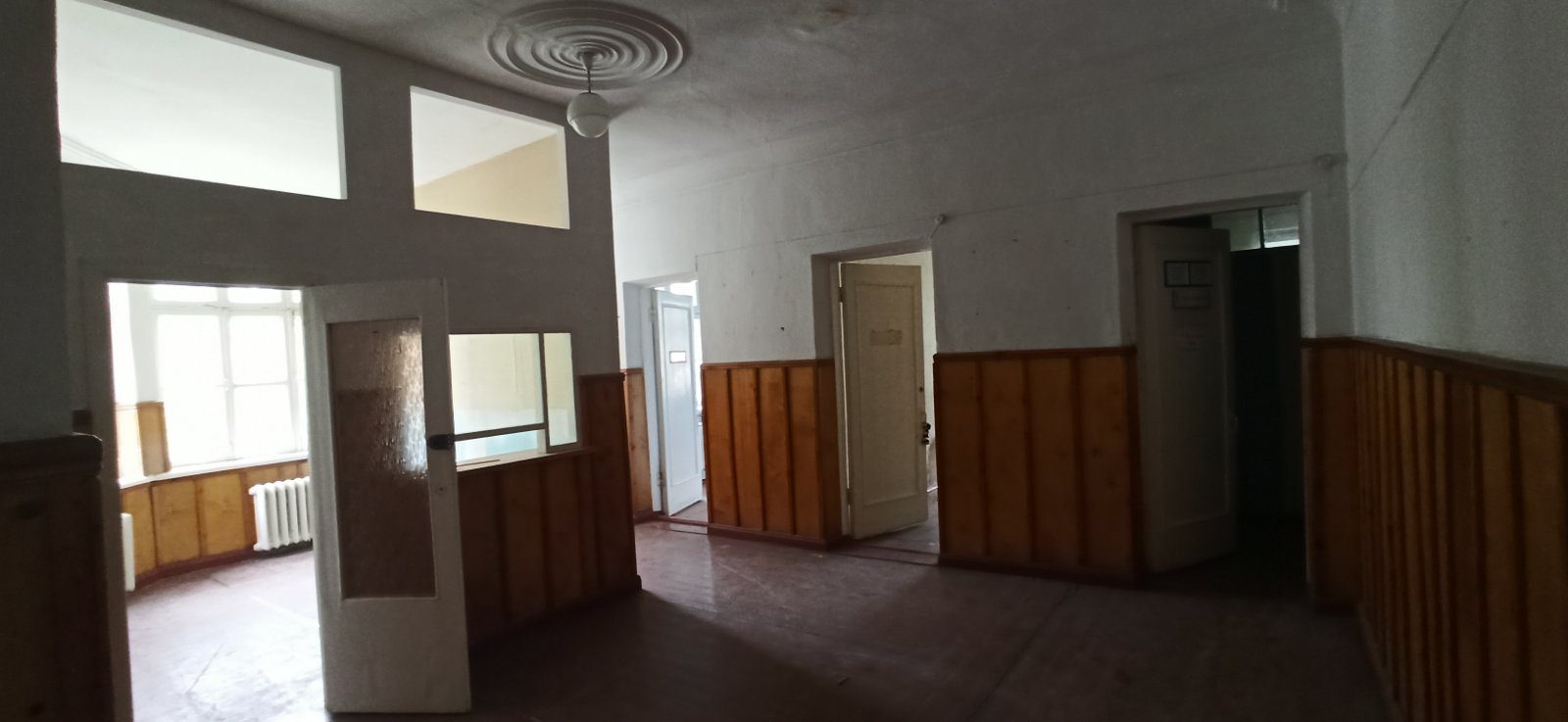 Нежитлові приміщення, що знаходяться на другому поверсі двоповерхової споруди