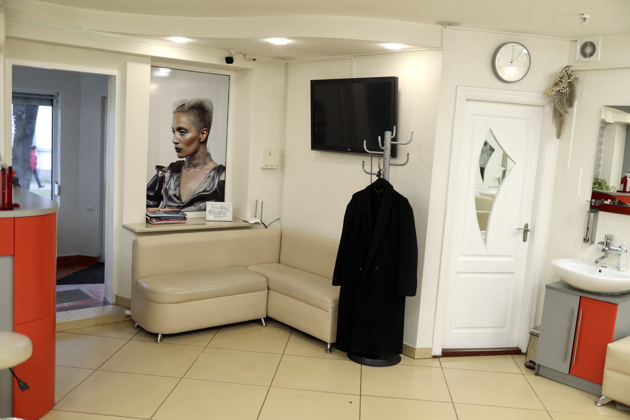 Приміщення діючої студії краси (перукарського салону) VICTORIA в місті Костопіль Рівненської області